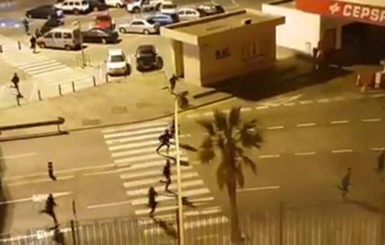 El video de esta huida de los polizones pueden verlo en esta noticia de en www.melillahoy.es