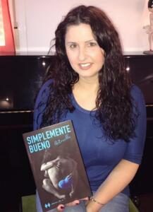 Antonia Robles con su primera novela erótica ‘Simplemente bueno’