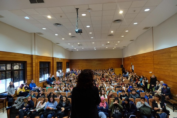 El salón del Campus de Melilla estuvo repleto de estudiantes que quisieron participar en este primer encuentro juvenil del año con la autora Maite Carranza