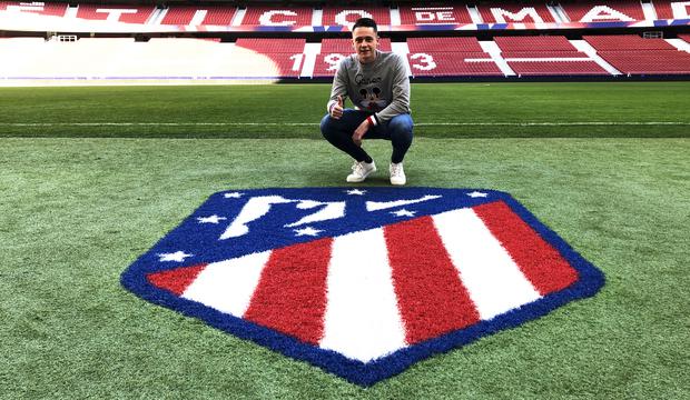 Borja posando junto al escudo del club madrileño