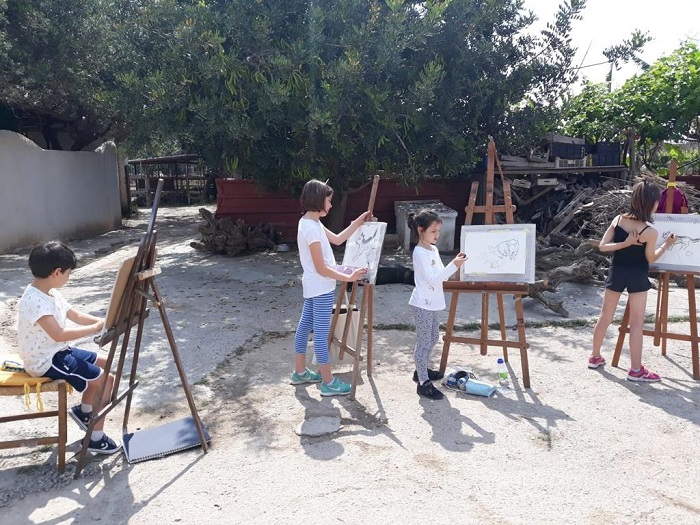 Los pequeños pintando y aprendiendo en el taller artístico ‘La Brocha’