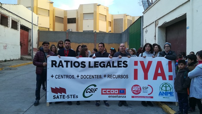 Los sindicatos de Educación se concentraron ayer a las 08:45 horas en el colegio León Solá para reclamar más mobiliario para los alumnos