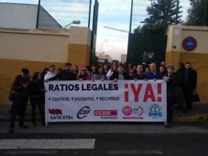 Los sindicatos de Educación se concentraron ayer a las 08:45 horas en el colegio Mediterráneo para reclamar más mobiliario para los alumnos