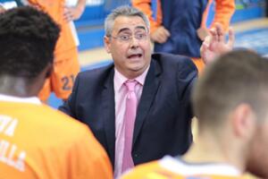 El entrenador del Enrique Soler, Javi Nieto, dando instrucciones a sus jugadores