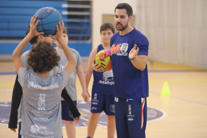 El preparador físico del club dirigiéndose a los jugadores del Minibasket y del Infantil