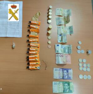 El material y dinero intervenido al presunto “camello”