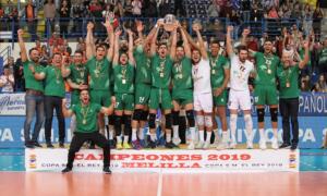 Los jugadores del Unicaja Almería celebran el título conseguido en Melilla