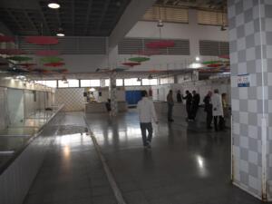 Puestos cerrados y escasa mercancía y clientes