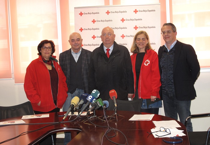 En el centro, el presidente de Cruz Roja, Julio Caro y responsables de las distintas áreas