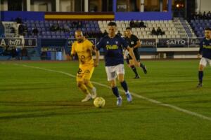 Sidi, en una acción del encuentro ante el Martos de la primera vuelta, disputado en La Espiguera
