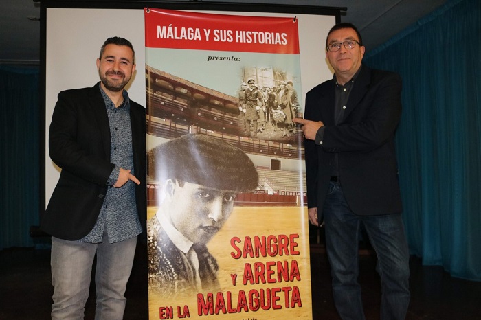 Salvador Valverde y Francisco Carmona junto al cartel