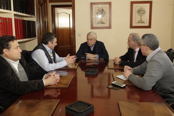 Enrique Bohórquez (en el centro de la foto), presidente de SODEMEL y Foro Melilla