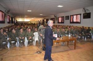 Soldados de Ingenieros y Legionarios en la charla de ayer