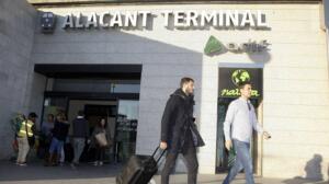 Yacine Qasmi pasó ayer martes el reconocimiento médico en el Alacant Terminal de Elche