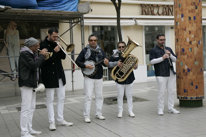 Ayer arrancaron las XXIII jornadas de Jazz ‘Juan Claudio Cifuentes’ con un pasacalles de la New Orleans Jump Band desde la plaza Menéndez Pelayo