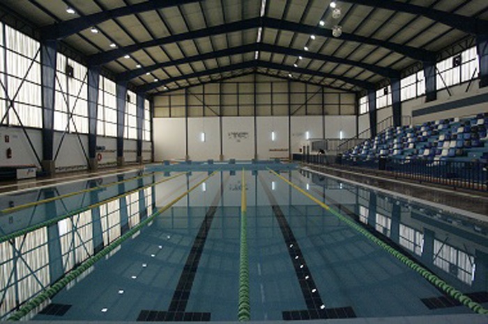 Imagen de la piscina municipal de Melilla que está actualmente cerrada por obras