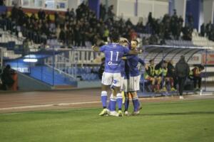 Los jugadores de la U.D. Melilla celebran el gol de la victoria