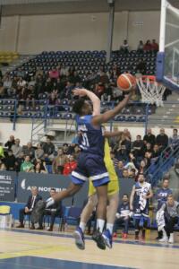 Caleb Agada fue uno de los destacados de su equipo ante el cuadro ovetense