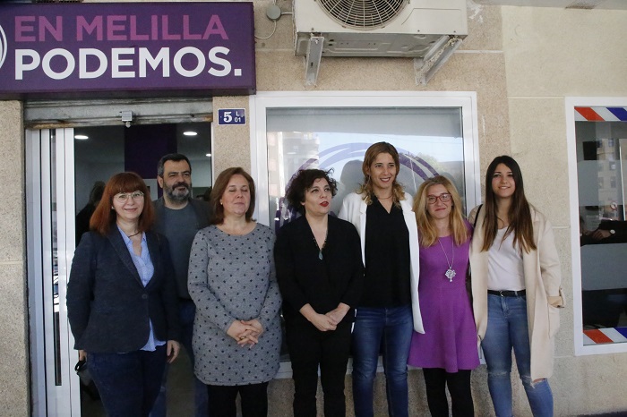 Gema Aguilar, la diputada y miembros de Podemos Melilla