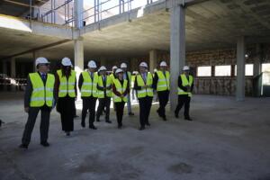 La ministra durante su visita al futuro hospital universitario