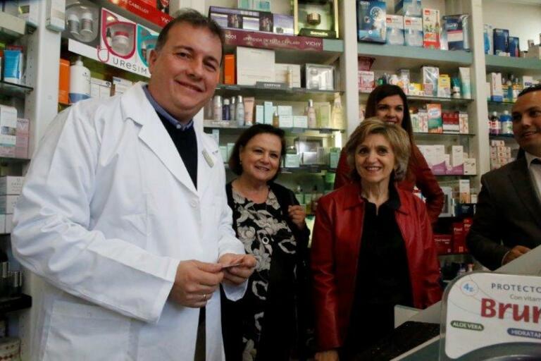 La ministra, en la visita a la Farmacia Bassets Rutllant