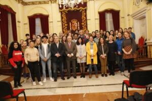 El presidente de la Ciudad, Juan José Imbroda, con los 35 alumnos del programa Erasmus+