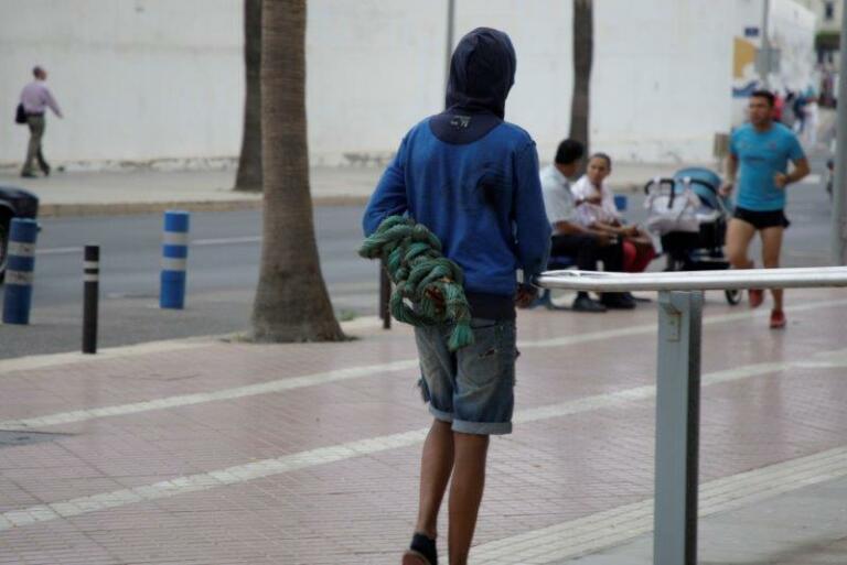 Un MENA deambula por las calles de Melilla