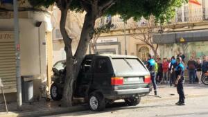 Los Bomberos tuvieron que actuar para poner recto el coche