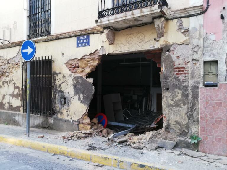 Un coche se empotró contra esta pared y la derribó