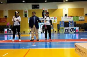 Beatriz Pérez saludando al recoger su medalla