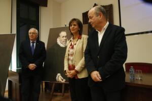 El presidente de la ciudad junto con los consejeros frente a los cuadros que se van a exponer