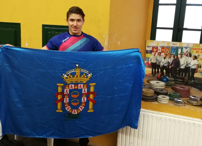 Ismail Jamili posando con la bandera de Melilla