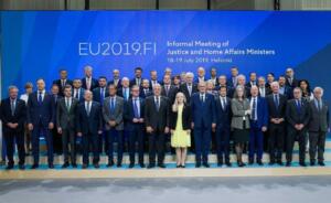 El ministro del Interior, Fernando Grande-Marlaska, con el comisario europeo de Migración, Dimitris Avramopoulos