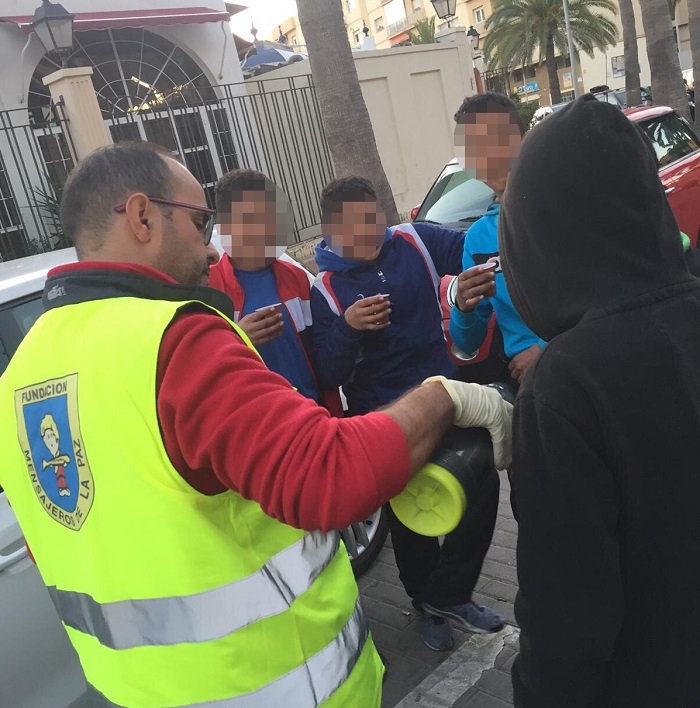 Los voluntarios de la ONG que lidera el Padre Ángel reparten cada día ente 80 y 90 desayunos en Melilla