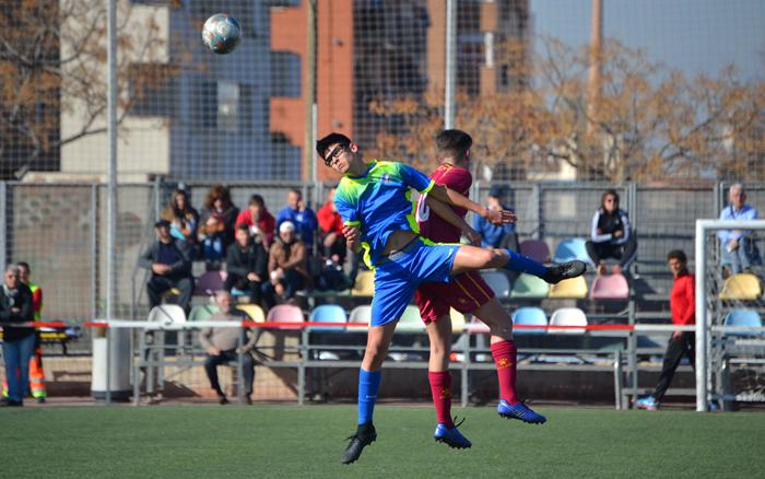 El melillense Pablo lucha un balón en el área murciana, en el partido de la categoría Sub-16
