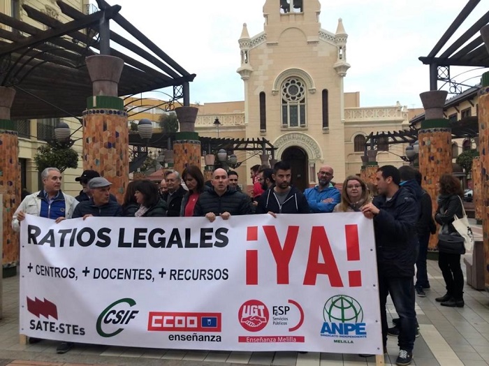 Los sindicatos educativos se concentraron ayer en la plaza Menéndez Pelayo