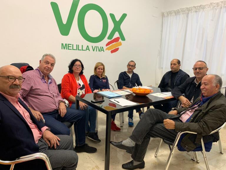 Los dirigentes de Vox Melilla en la inauguración de la sede de la asociación de gays y lesbianas Amlega