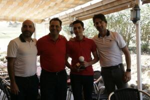 Padre e hijo recogiendo el trofeo como campeones del torneo