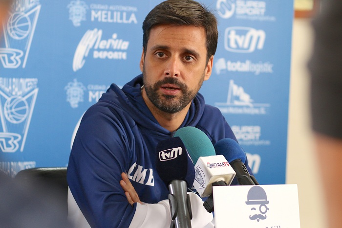 El técnico del Melilla Baloncesto, abordando las cuestiones de la prensa