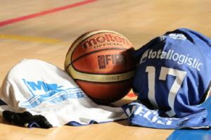 Detalle de los logos de los patrocinadores, en las equipaciones de las categorías inferiores del Club Melilla Baloncesto
