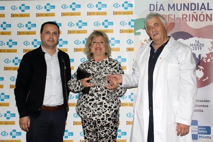 Omar Haouar (Ingesa), entrega el reconocimiento a Pilar Pérez Bermúdez, junto al doctor Levy