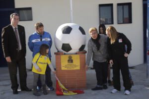La viuda de José Luis Cuenca y una de sus nietas descubrieron, hace tres años, una placa en su memoria