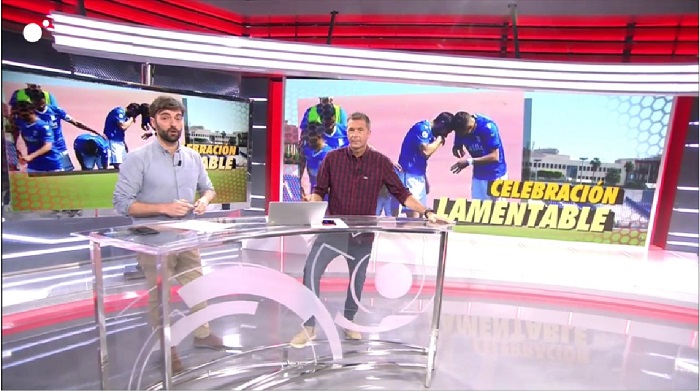 Imagen del programa de ayer en Deportes Cuatro, en la que los periodistas Ricardo Reyes y Manu Carreño informaron sobre la polémica celebración del gol del Melilla