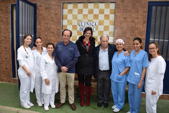 La delegada del Gobierno visitó la clínica dental solidaria del CETI