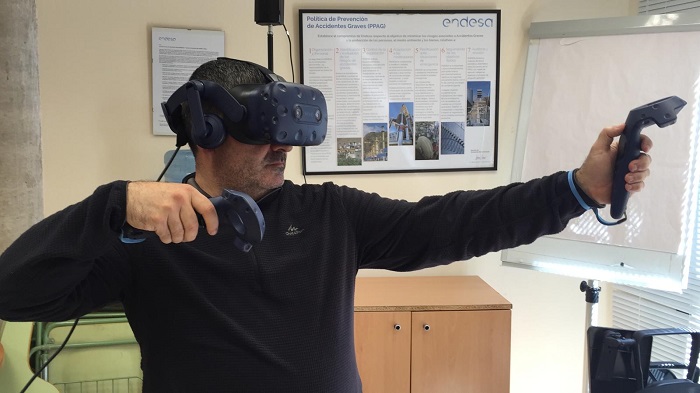 Empleado de Endesa en formación utilizando la realidad virtual