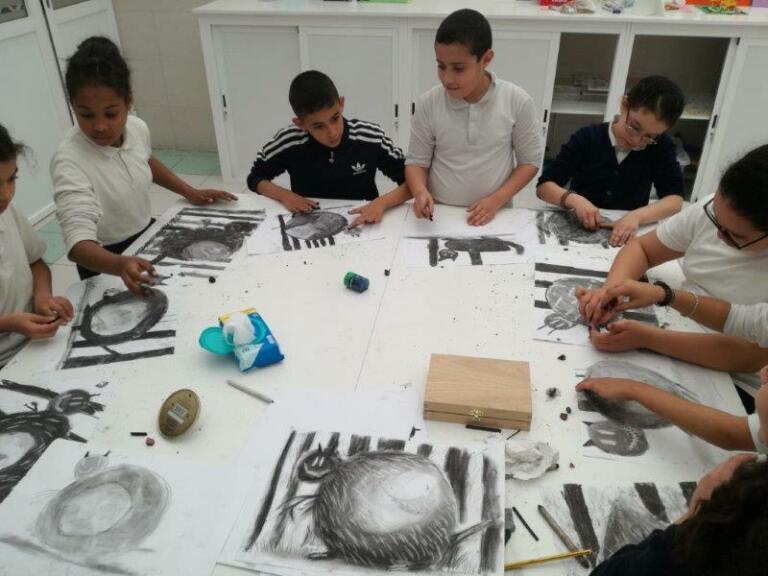 El objetivo es que los alumnos aprendan diferentes técnicas de ilustración y a usar varios tipos de materiales, como acuarela, acrílico o carboncillo