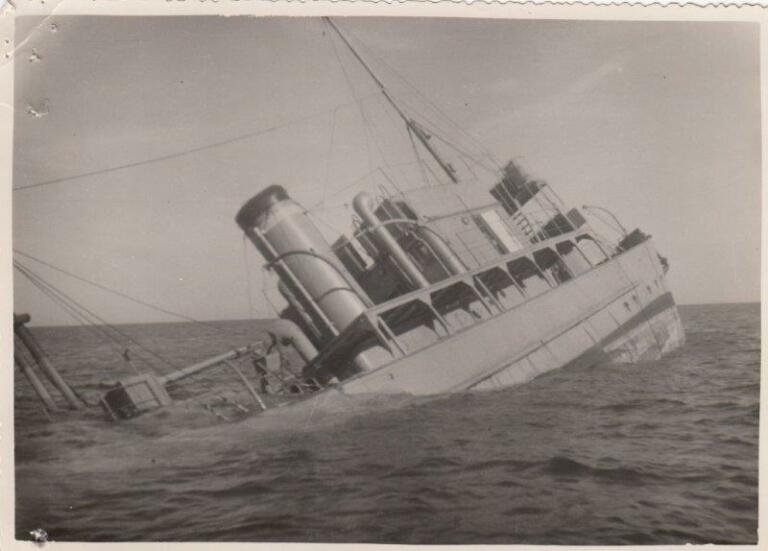 El buque General Larache nunca llegó a Melilla porque se hundió el 6 de febrero de 1949, a escasas 10 millas náuticas de arribar a puerto, tras colisionar con la Laja del Tío Pinar o Laja del Fraile