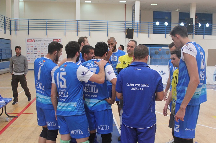 Salim Abdelkader, entrenador del Club Voleibol Melilla, dando instrucciones a sus jugadores en un tiempo muerto