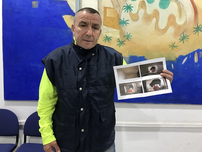 Benaisa Mohamed muestra unas fotos a una rata de gran tamaño que pilló en casa