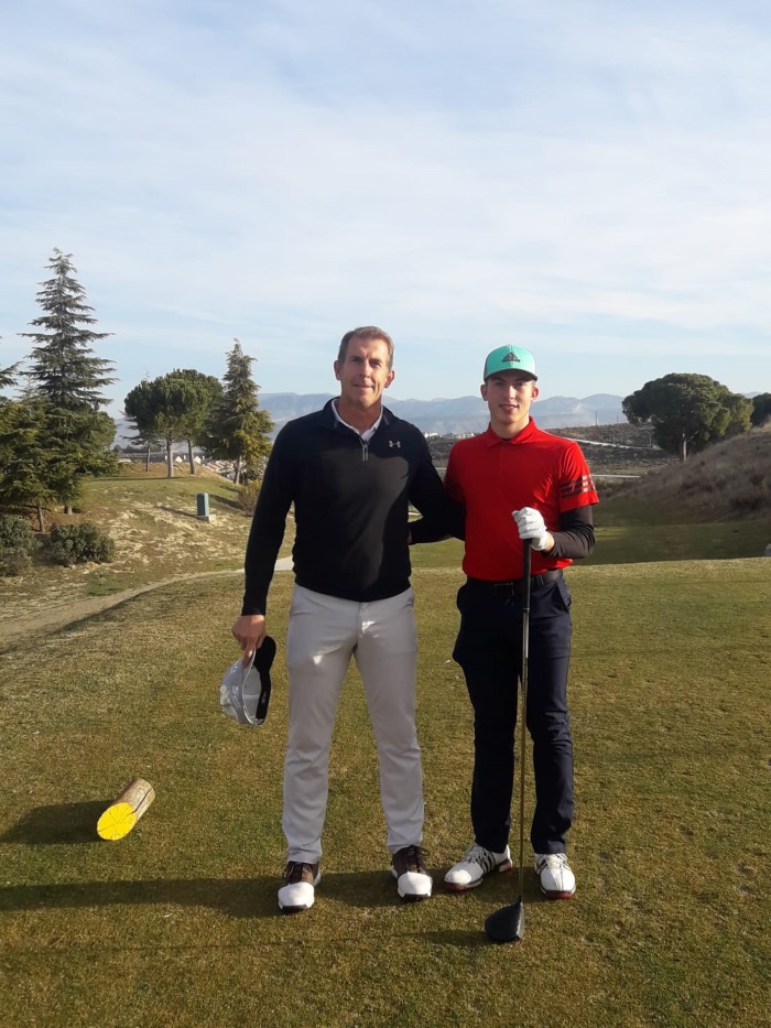 José Luis García, junto a su padre, en el campo de golf de Santa Clara, en Granada
